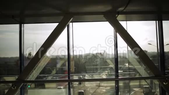 在窗外最后的阳光下在机场与情侣见面视频的预览图