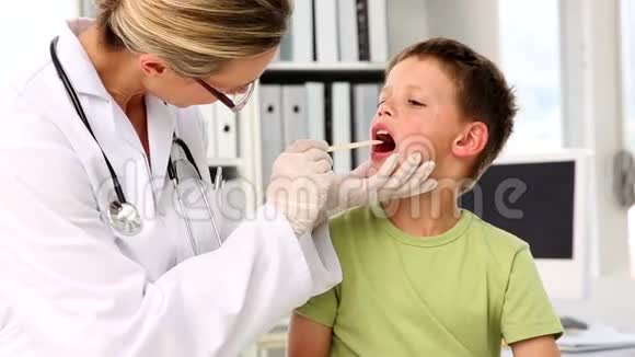 医生检查小男孩扁桃体视频的预览图