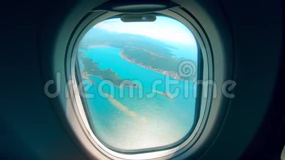 从飞机窗户上看到的岛屿和大海视频的预览图