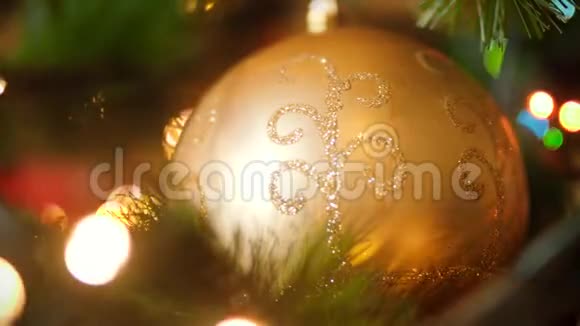 用发光的LED灯拍摄圣诞树上金色宝珠的宏4k镜头视频的预览图