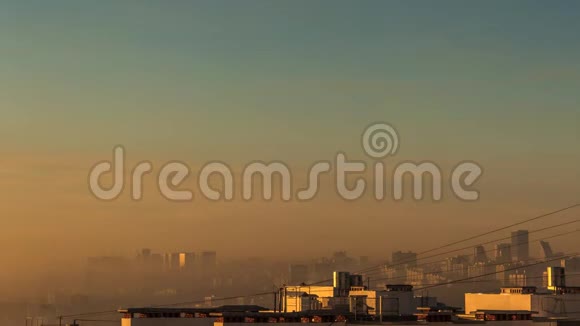 城市现代天际线时间在雾黄的早晨从屋顶俯视空中通风电线楼梯视频的预览图
