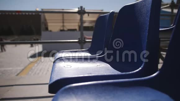 一排排蓝色的椅子站在城镇广场为即将举行的研讨会或会议视频的预览图