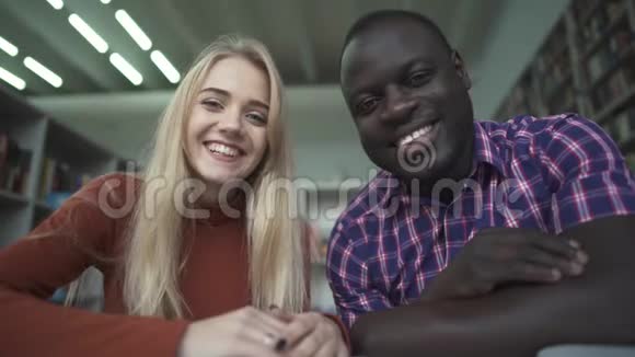 非洲裔美国男性和白人女性与摄像机交谈视频的预览图