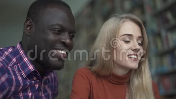 微笑的女孩和非裔美国人的脸视频的预览图