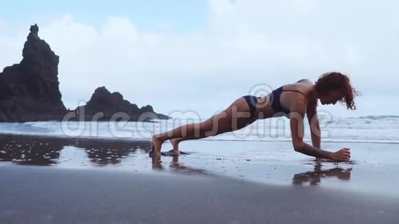 舞女在海滩上做木板视频的预览图