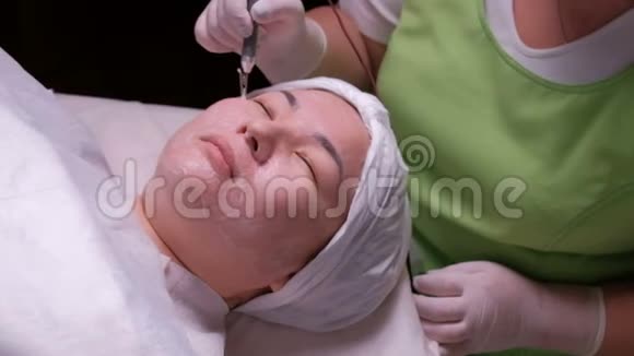 放松的穆斯林妇女闭眼治疗不信任程序亚洲女孩做皮肤镀锌清洁视频的预览图