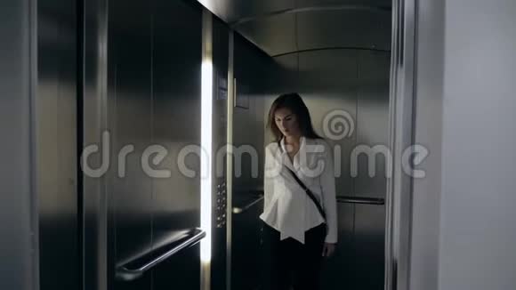 年轻的姜女商人穿着西装走出电梯视频的预览图