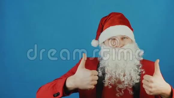 圣诞节和2019年新年像圣诞老人这样的人在蓝色背景下竖起大拇指视频的预览图