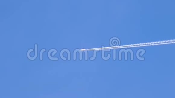 乘用飞机在晴朗的天空中飞行留下一条烟雾小径视频的预览图