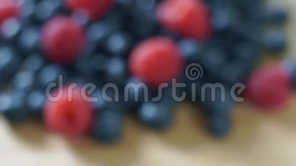 覆盆子和蓝莓浆果接近健康的营养视频的预览图