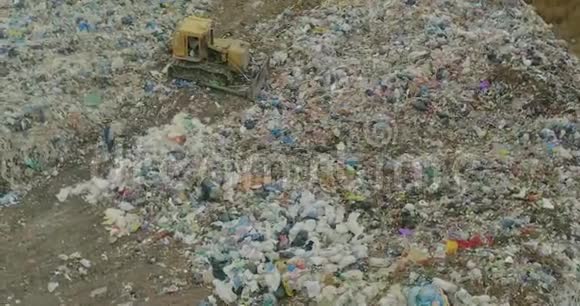 飞越垃圾填埋场从上面倾倒垃圾环境污染视频的预览图