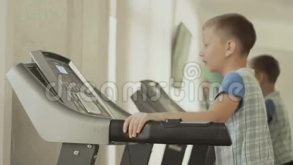 少年走在跑步机上视频的预览图