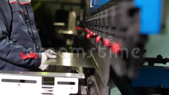 工业机器人切割金属片金属加工厂生产工人视频的预览图