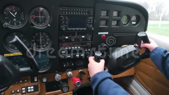 幼儿在轻型运动飞机机舱内玩飞行员童年梦想飞行特写仪表板视频的预览图