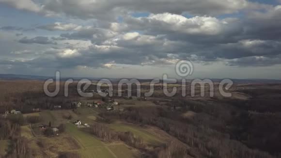 波兰贾斯洛市附近村庄的全景鸟瞰乌云密布的天空局域网航空摄影视频的预览图