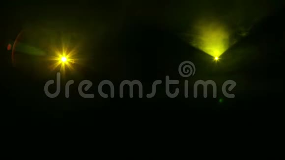 黄色的轮廓光线在黑暗中用烟毯照射视频的预览图
