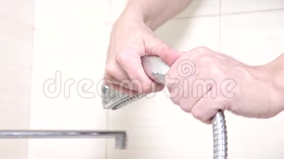 在浴室换个淋浴头修水管视频的预览图