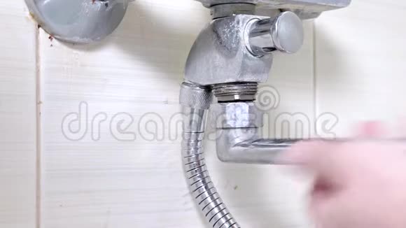 浴缸水龙头重新安装拧紧淋浴水龙头上的螺母修理和DIY概念视频的预览图
