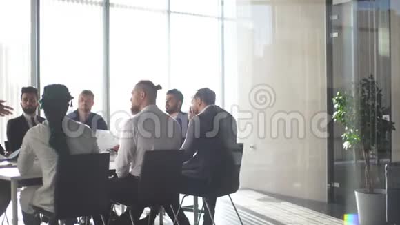 多种族的男性商业主管们在会议桌上讨论项目视频的预览图