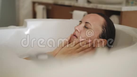 漂亮的女人在浴缸里泡满了泡沫视频的预览图