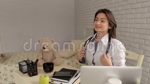 一位家庭医生在办公室用听诊器的肖像视频的预览图