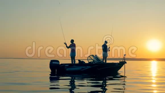 一个人正和另一个人在汽艇上钓鱼的时候正在投鱼竿视频的预览图