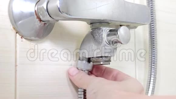 浴缸水龙头重新安装拧紧新软管上的螺母而不是漏水的淋浴软管管道修理和DIY概念视频的预览图