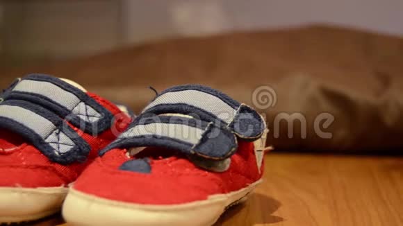 追踪桌上婴儿鞋的镜头视频的预览图