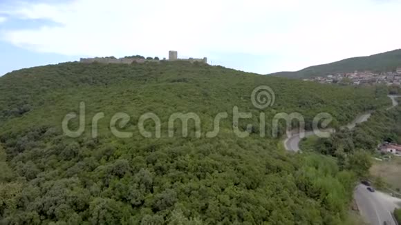 在希腊卡特里尼地区的一座小山上鸟瞰普拉塔莫纳斯城堡用无人驾驶飞机前进视频的预览图