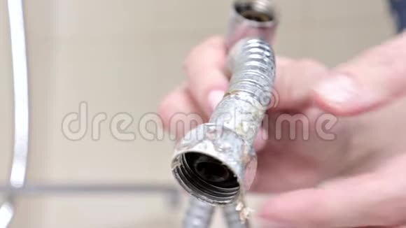 浴缸龙头上的漏水淋浴管断了女式手里拿着一层泡沫视频的预览图