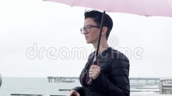 伞下的女人视频的预览图