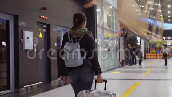 在机场拿着手提箱的女人用手射击晃动的摄像机4k视频的预览图