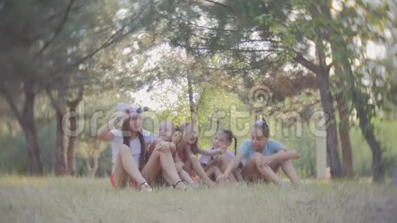五个女朋友坐在公园的草地上吃苹果视频的预览图
