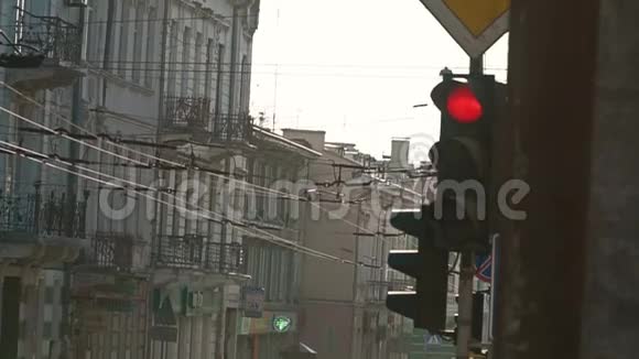一个红色的红绿灯变成绿色交通灯会变色视频的预览图