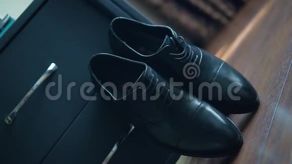 黑色鞋子的特写鞋子靠在床头柜上相机的角度视频的预览图