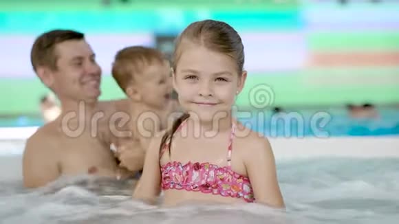家人在度假胜地按摩浴缸里度过时光在冒泡的水中放松视频的预览图