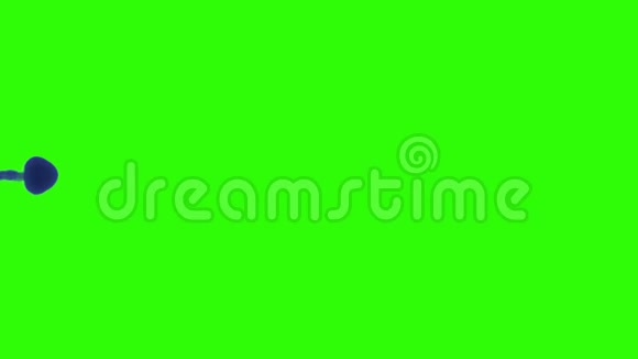 蓝色墨水在绿色背景色键绿色屏幕上缓慢运动视频的预览图