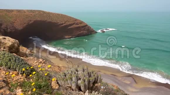 Legzira海滩的鸟瞰图摩洛哥大西洋沿岸有拱形岩石视频的预览图