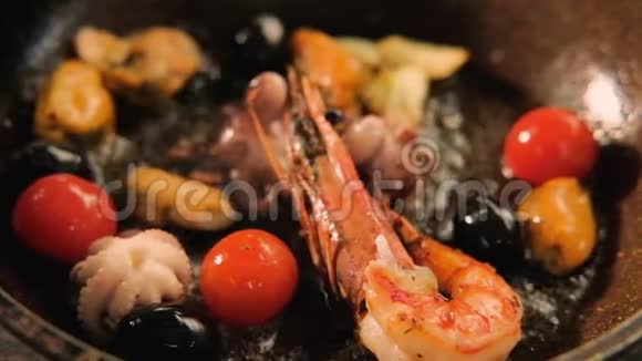 海鲜煮虾番茄贻贝章鱼锅视频的预览图