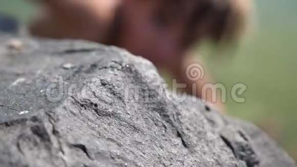 人们登山者爬上岩石身高的成就一项极限运动手举起来视频的预览图