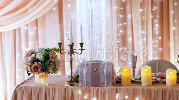 精美装饰的桃色桌新婚特写视频的预览图