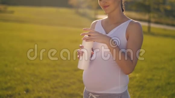 孕妇从瓶子里喝水视频的预览图