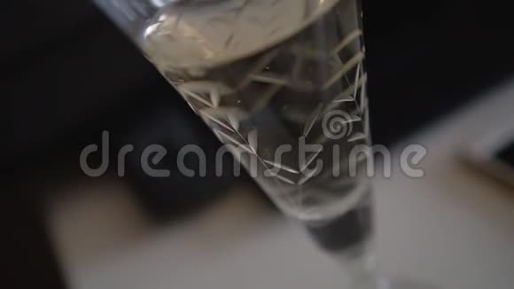 一杯香槟的特写可见气泡上升视频的预览图