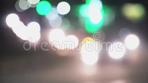 城市模糊背景洛杉矶街头的散焦灯光视频的预览图