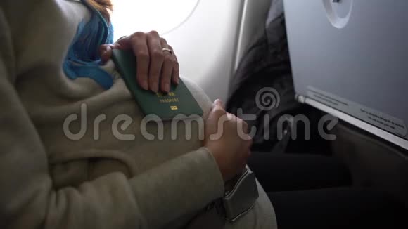 4K持中国护照的亚洲孕妇在飞机上摸肚子视频的预览图