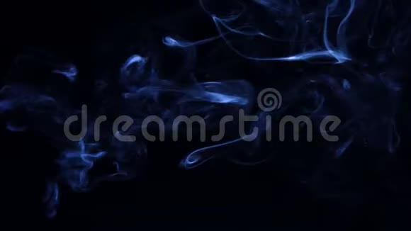 黑色背景上的湍流蓝色烟雾视频的预览图
