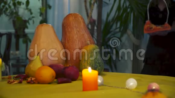 万圣节年轻的女巫把一篮子糖果放在桌子上视频的预览图
