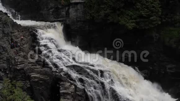瀑布撞击和溅在坚硬岩石表面的景象圣安奈峡谷视频的预览图