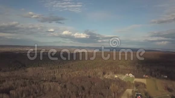 波兰贾斯洛市附近村庄的全景鸟瞰乌云密布的天空局域网航空摄影视频的预览图