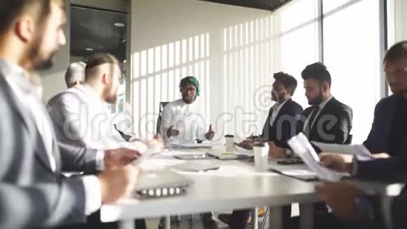 多种族的男性商业主管们在会议桌上讨论项目视频的预览图